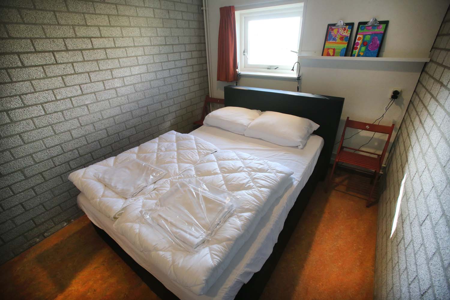 Een van de slaapkamers met tweepersoonsbed