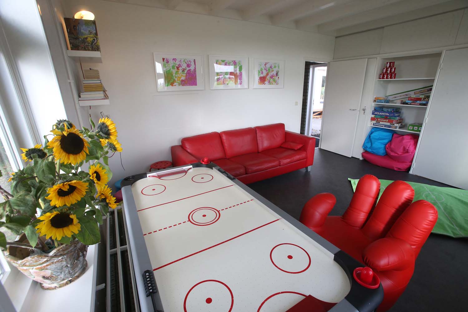 De speelkamer heeft o.a. een ijshockeytafel en een televisiescherm voor een spelcomputer