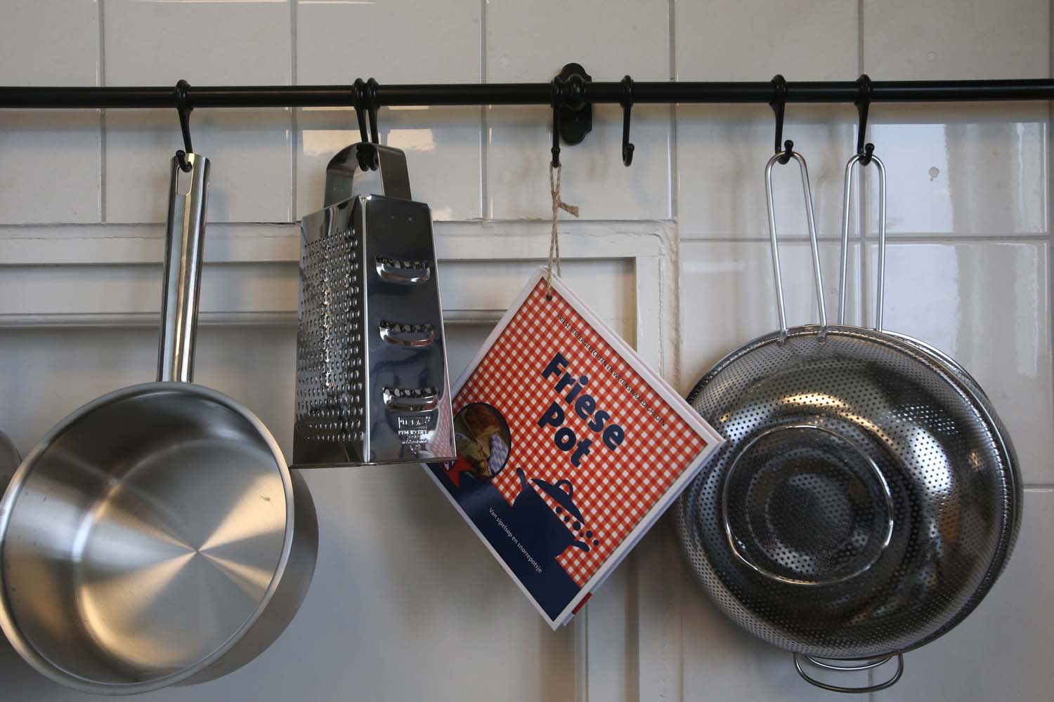 Alle kookbenodigheden zijn aanwezig, inclusief boekje met typisch Friese gerechten